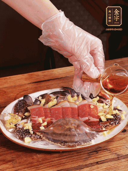 冷水上鍋蒸12分鐘（具體看蟹的大?。?，最后撒上蔥絲、澆上熱油即可