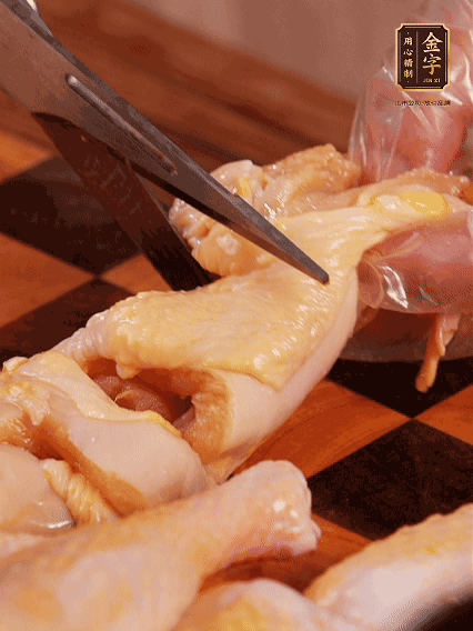 土雞處理干凈，切成大塊，加蔥姜、花雕酒、鹽腌制10分鐘