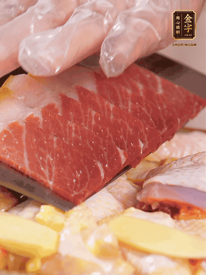 碼上金字火腿片，上鍋蒸足40分鐘