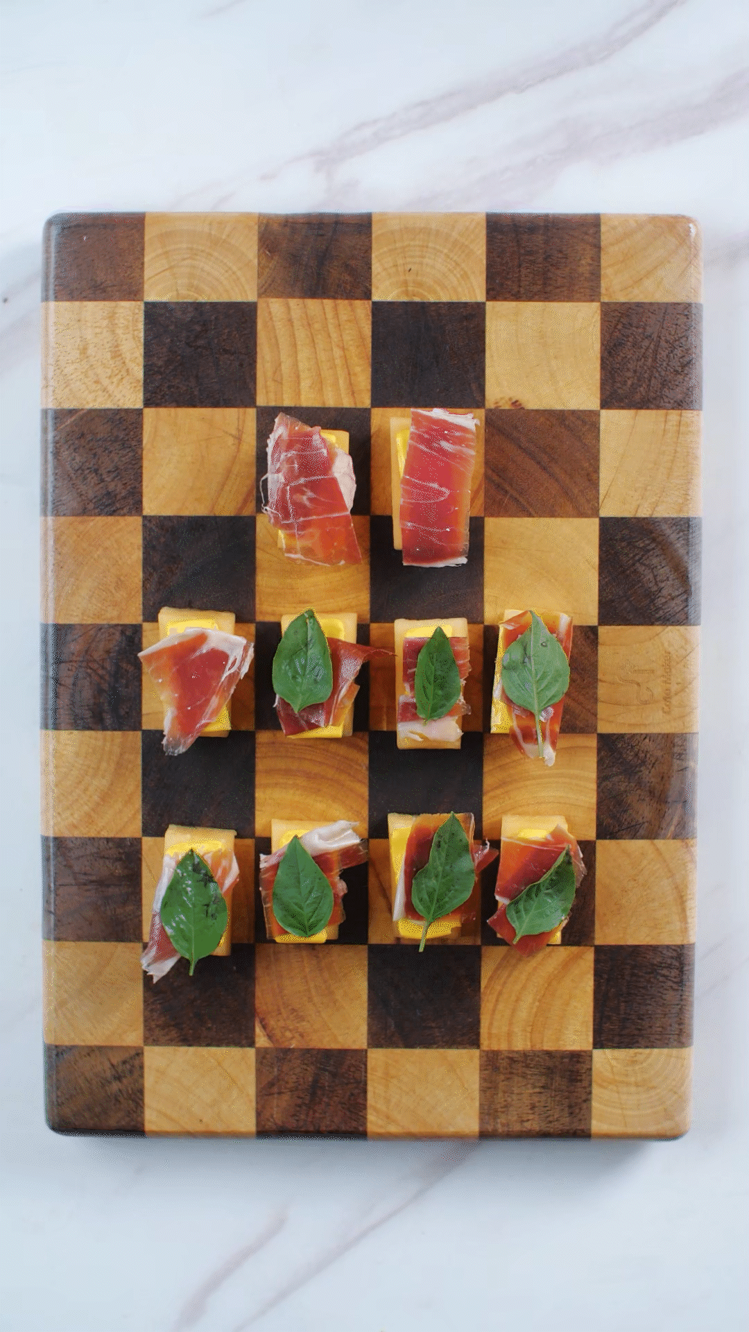 依次放上：奶酪、巴瑪火腿