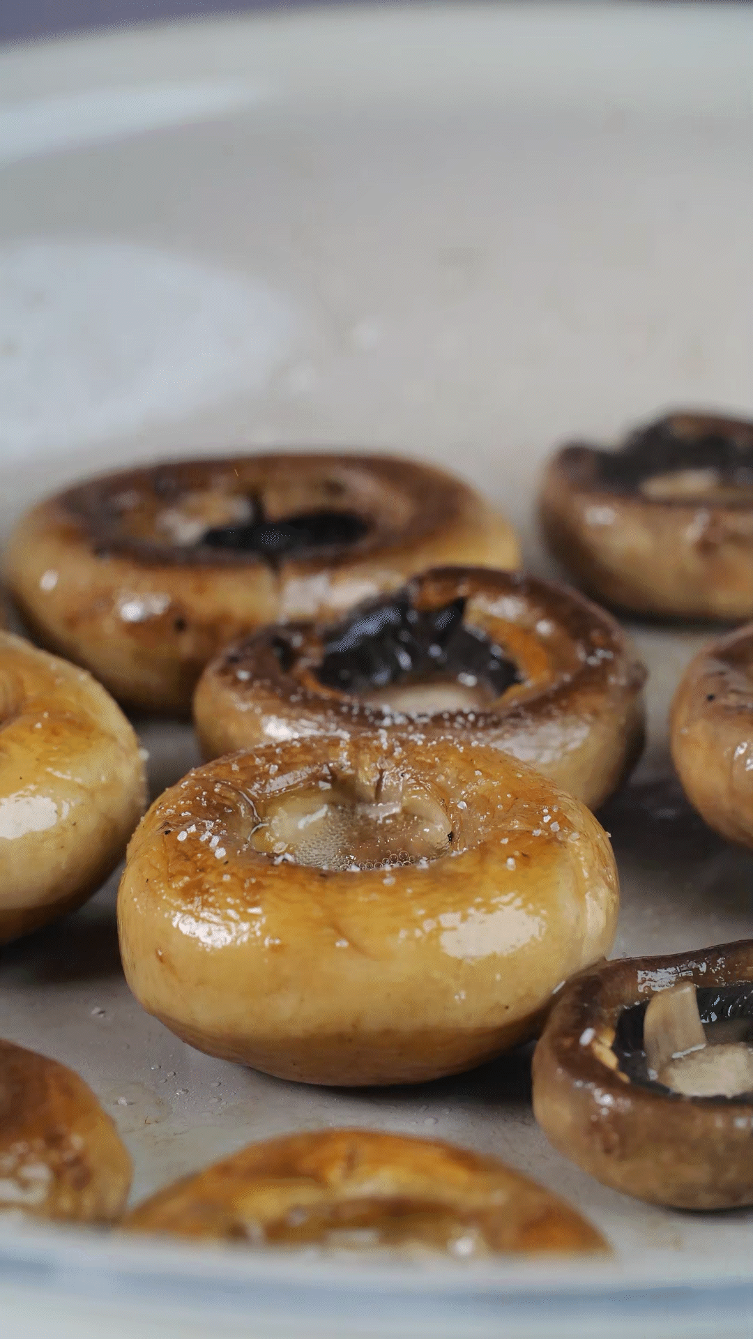 鍋內(nèi)放橄欖油，將口蘑煎至兩面微微焦黃，用黑胡椒海鹽調(diào)味