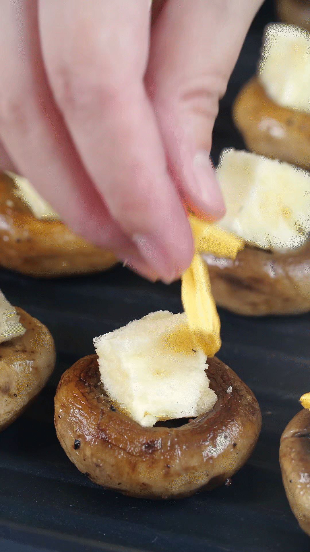 面包切小粒，放入口蘑凹處，蓋上芝士，烤箱180度烤10分鐘