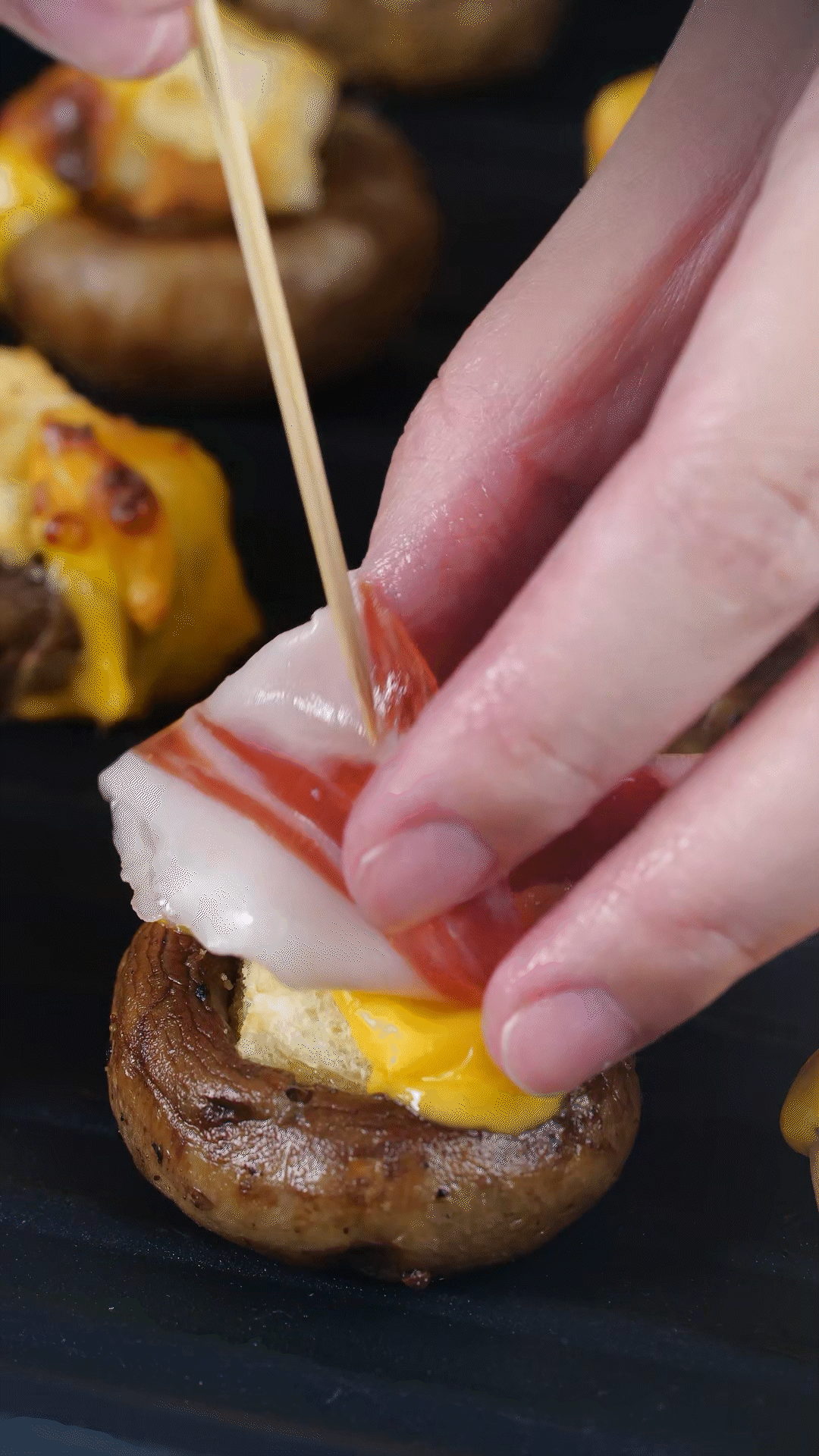 將火腿卷一卷，放在最頂部，插上竹簽