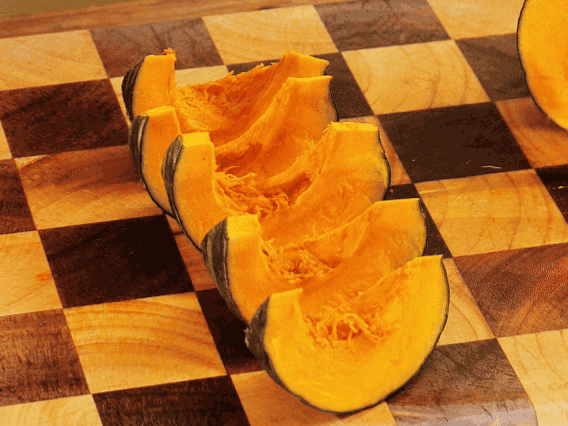 貝貝南瓜去瓤切小塊；干香菇熱水泡發(fā)，切條