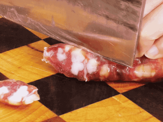 香腸少油煸出香味，下南瓜、板栗、香菇翻炒。2勺生抽、1勺老抽、1勺蠔油、1勺鹽、半勺糖調(diào)味