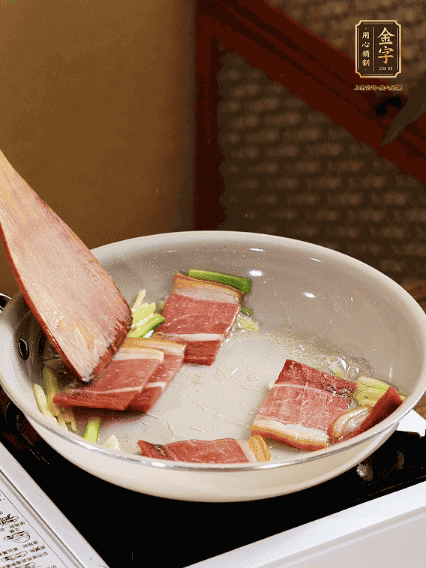 熱油下鍋，火腿、蔥姜蒜煸出香味備用