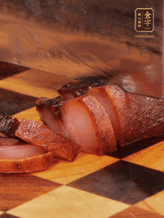 金字醬肉，煮熟切條；蓮藕去皮，切成條狀，焯水2分鐘