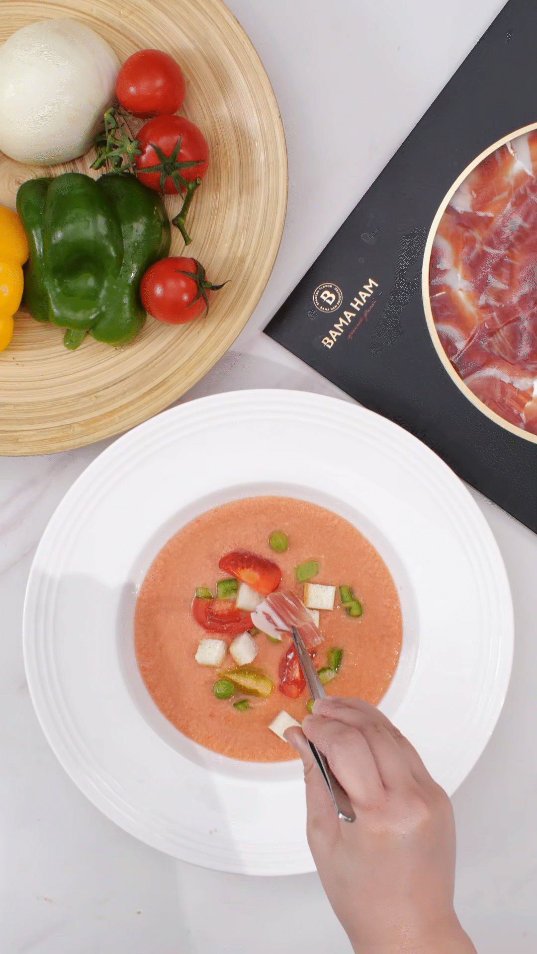 擺盤時(shí)，加入青豆，面包丁，黃瓜丁，烤面包丁，番茄丁