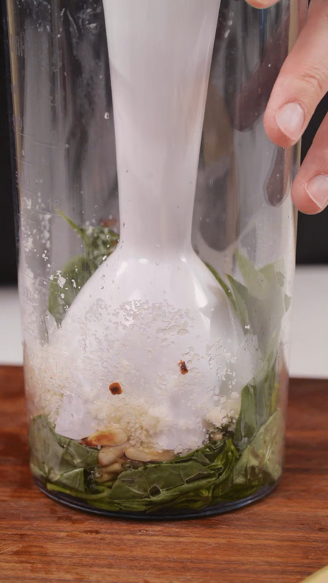 加入松子、現(xiàn)磨芝士碎、大蒜、鹽和檸檬汁、橄欖油，用手持料理機攪打細膩均勻
