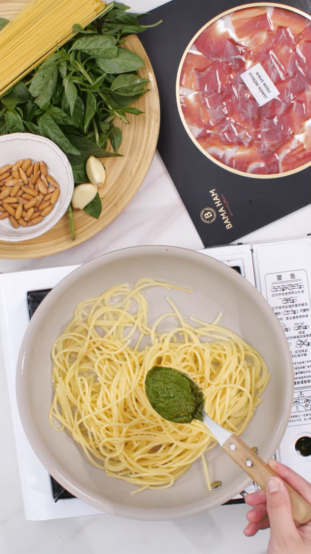 鍋中加入橄欖油，放入意面和青醬攪拌均勻裝盤
