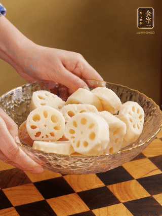 蓮藕洗凈削皮，切大塊，用鹽、糖腌制30分鐘。