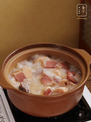 豬油潤鍋，豬骨、姜片煸出油脂香，再依次下開水、蓮藕、火腿，大火燒開