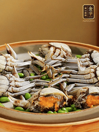 盤底鋪毛豆，依次放大閘蟹、咸肉， 淋一圈料酒、豉油。